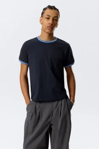 Kurzärmeliges Baumwoll-T-Shirt mit Kontrastbesatz – Dunkelblau – Hellblauer Rand