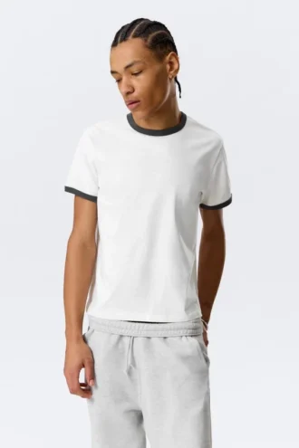 Kurzärmeliges Baumwoll-T-Shirt mit Kontrastbesatz – Weiß – Schwarzer Saum