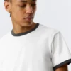 Kurzärmeliges Baumwoll-T-Shirt mit Kontrastbesatz – Weiß – Schwarzer Saum