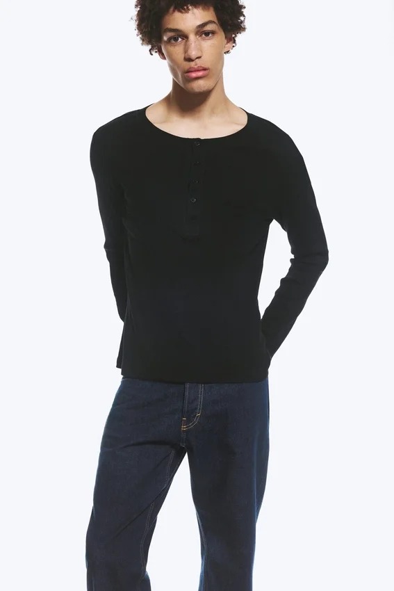 Langarm-Henley-T-Shirt – Schwarz Langarm-Henley-T-Shirt – Schwarz