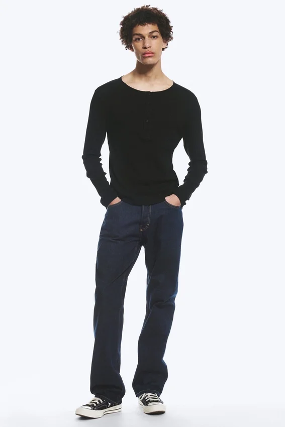 Langarm-Henley-T-Shirt – Schwarz Langarm-Henley-T-Shirt – Schwarz