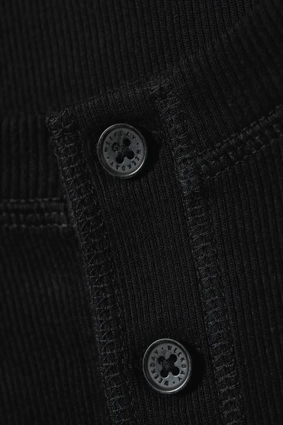 Langarm-Henley-T-Shirt – Schwarz Langarm-Henley-T-Shirt – Schwarz