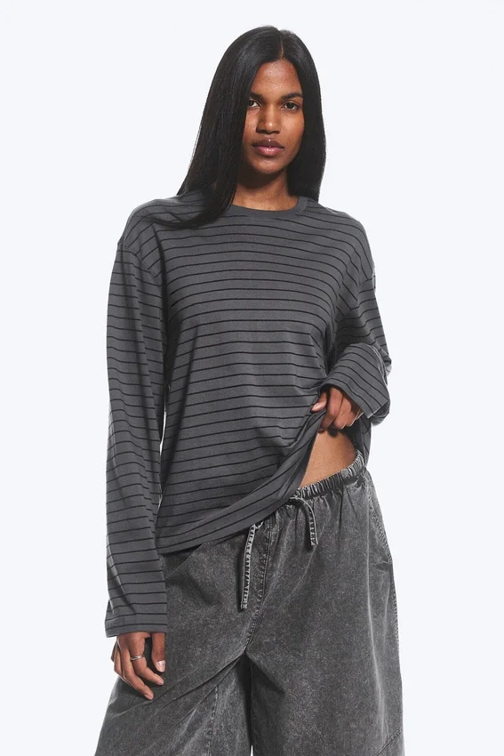 Langarmshirt aus Baumwolle mit kastenförmigem Schnitt – gestreift, dunkelgrau Langarmshirt aus Baumwolle mit kastenförmigem Schnitt – gestreift, dunkelgrau