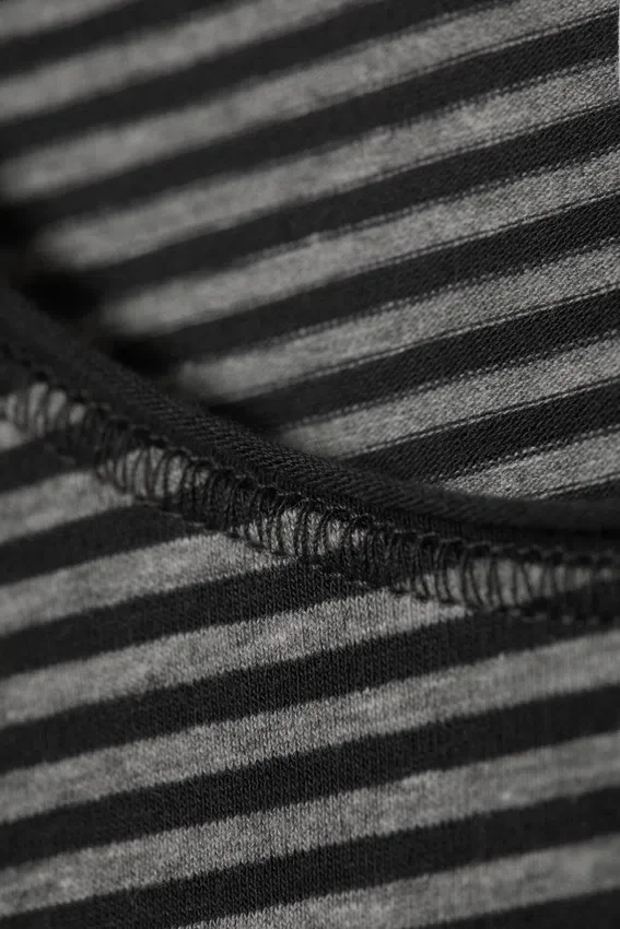 Langarmshirt aus Baumwolle – schwarz-grau gestreift Langarmshirt aus Baumwolle – schwarz-grau gestreift