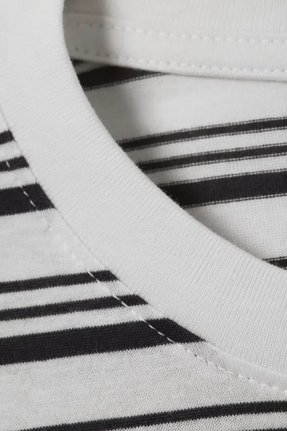 Langarmshirt in Boxy-Passform mit weißen und schwarzen Streifen Langarmshirt in Boxy-Passform mit weißen und schwarzen Streifen