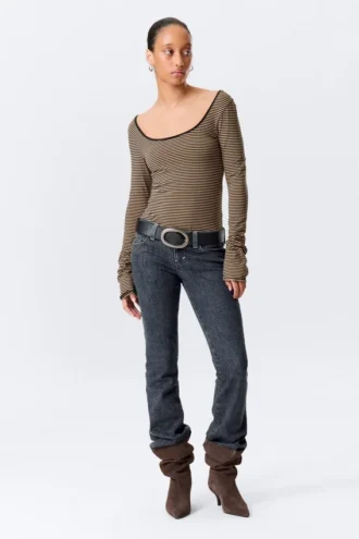 Langarmshirt mit schmalem Schnitt und U-Ausschnitt – beige/schwarz gestreift