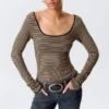 Langarmshirt mit schmalem Schnitt und U-Ausschnitt – beige/schwarz gestreift Langarmshirt mit schmalem Schnitt und U-Ausschnitt – beige/schwarz gestreift