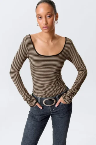 Langarmshirt mit schmalem Schnitt und U-Ausschnitt – beige/schwarz gestreift