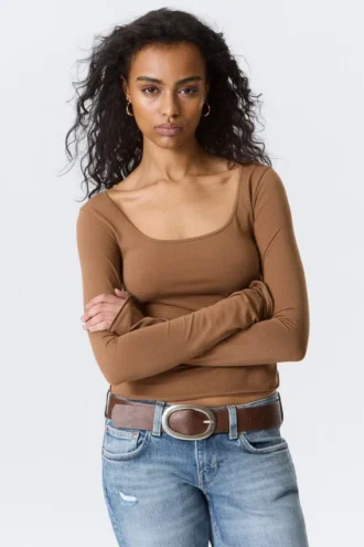 Langarmshirt mit schmalem Schnitt und U-Ausschnitt – Braun