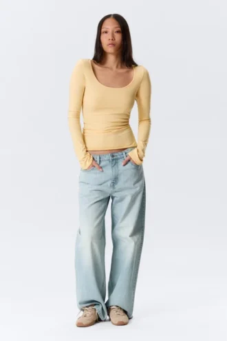 Langarmshirt mit schmalem Schnitt und U-Ausschnitt – Hellgelb