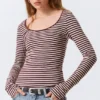 Langarmshirt mit schmalem Schnitt und U-Ausschnitt – rosa- und burgunderrote Streifen Langarmshirt mit schmalem Schnitt und U-Ausschnitt – rosa- und burgunderrote Streifen