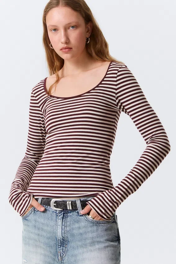 Langarmshirt mit schmalem Schnitt und U-Ausschnitt – rosa- und burgunderrote Streifen Langarmshirt mit schmalem Schnitt und U-Ausschnitt – rosa- und burgunderrote Streifen