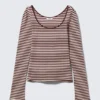 Langarmshirt mit schmalem Schnitt und U-Ausschnitt – rosa- und burgunderrote Streifen Langarmshirt mit schmalem Schnitt und U-Ausschnitt – rosa- und burgunderrote Streifen