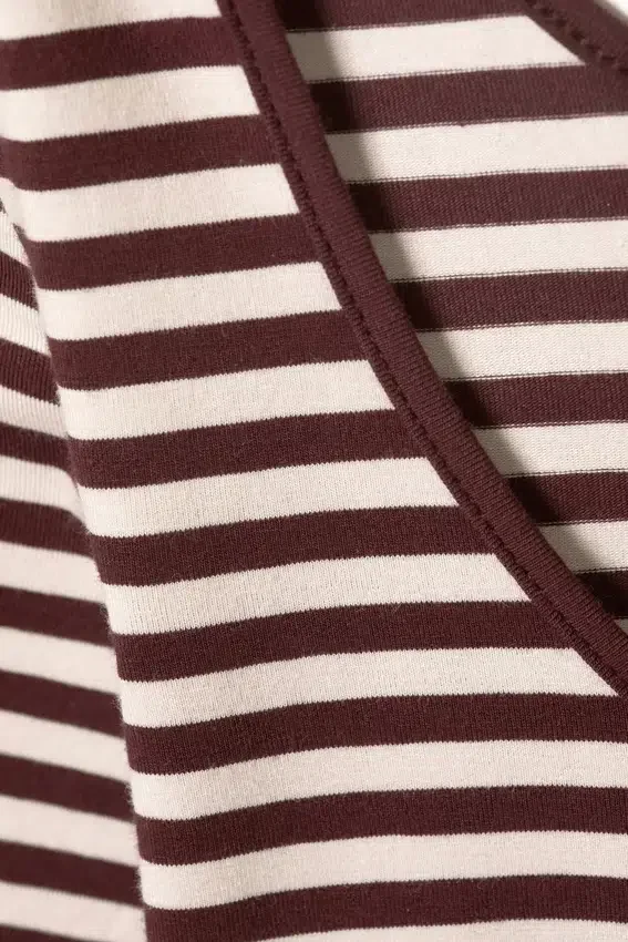Langarmshirt mit schmalem Schnitt und U-Ausschnitt – rosa- und burgunderrote Streifen Langarmshirt mit schmalem Schnitt und U-Ausschnitt – rosa- und burgunderrote Streifen