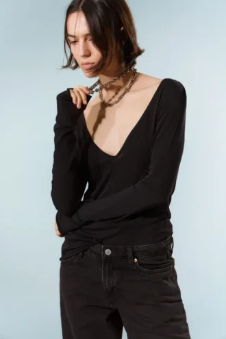 Langarmshirt mit tiefem V-Ausschnitt – Schwarz Langarmshirt mit tiefem V-Ausschnitt – Schwarz