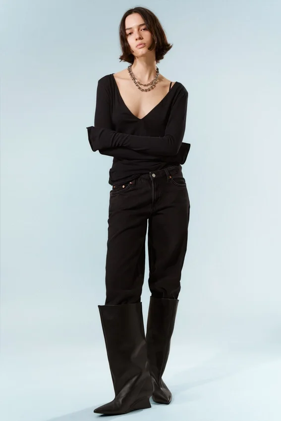 Langarmshirt mit tiefem V-Ausschnitt – Schwarz Langarmshirt mit tiefem V-Ausschnitt – Schwarz
