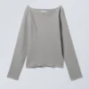 Langarmshirt mit U-Boot-Ausschnitt und offener Kante – Staubgrau