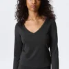 Langarmshirt mit V-Ausschnitt – gewaschenes Schwarz Langarmshirt mit V-Ausschnitt – gewaschenes Schwarz