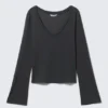 Langarmshirt mit V-Ausschnitt – gewaschenes Schwarz Langarmshirt mit V-Ausschnitt – gewaschenes Schwarz