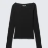 Langarmshirt mit weitem Ausschnitt – Schwarz Langarmshirt mit weitem Ausschnitt – Schwarz