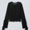 Langärmelige Bluse mit Rüschen – Schwarz