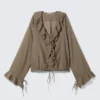 Langärmelige Wickelbluse mit Rüschen – Braun
