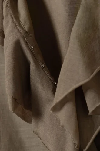 Langärmelige Wickelbluse mit Rüschen – Braun