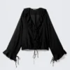 Langärmelige Wickelbluse mit Rüschen – Schwarz