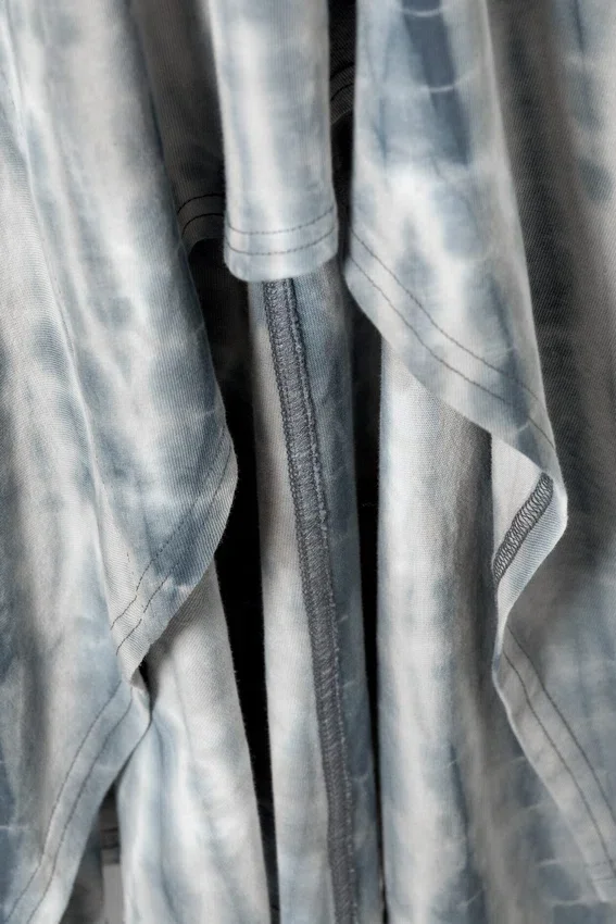 Langärmliges asymmetrisches Midikleid – Dunkelgrün – Tie-Dye Langärmliges asymmetrisches Midikleid – Dunkelgrün – Tie-Dye