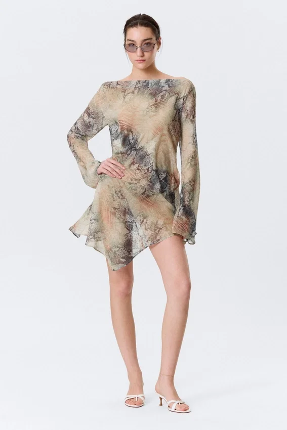 Langärmliges, asymmetrisches Satin-Minikleid – Beige – Schlangenhautmuster Langärmliges, asymmetrisches Satin-Minikleid – Beige – Schlangenhautmuster