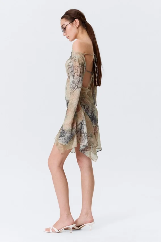 Langärmliges, asymmetrisches Satin-Minikleid – Beige – Schlangenhautmuster Langärmliges, asymmetrisches Satin-Minikleid – Beige – Schlangenhautmuster