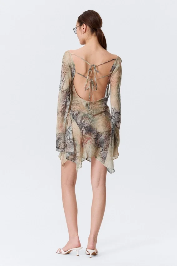 Langärmliges, asymmetrisches Satin-Minikleid – Beige – Schlangenhautmuster Langärmliges, asymmetrisches Satin-Minikleid – Beige – Schlangenhautmuster
