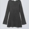 Langärmliges Mini-Kleid – gewaschenes Schwarz Langärmliges Mini-Kleid – gewaschenes Schwarz