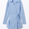 Langärmliges Mini-Wickel-Hemd-Kleid – Hellblau mit Nadelstreifen Langärmliges Mini-Wickel-Hemd-Kleid – Hellblau mit Nadelstreifen