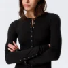 Langärmliges Minikleid mit Druckknöpfen – Schwarz Langärmliges Minikleid mit Druckknöpfen – Schwarz