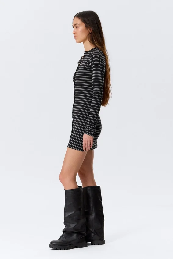 Langärmliges Minikleid mit Druckknöpfen – schwarz gestreift Langärmliges Minikleid mit Druckknöpfen – schwarz gestreift
