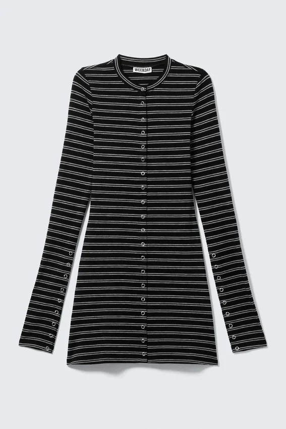 Langärmliges Minikleid mit Druckknöpfen – schwarz gestreift Langärmliges Minikleid mit Druckknöpfen – schwarz gestreift
