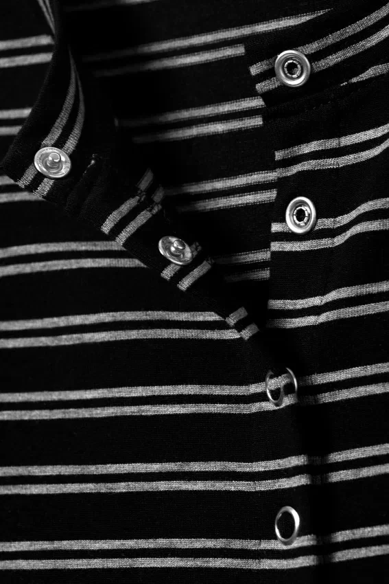 Langärmliges Minikleid mit Druckknöpfen – schwarz gestreift Langärmliges Minikleid mit Druckknöpfen – schwarz gestreift