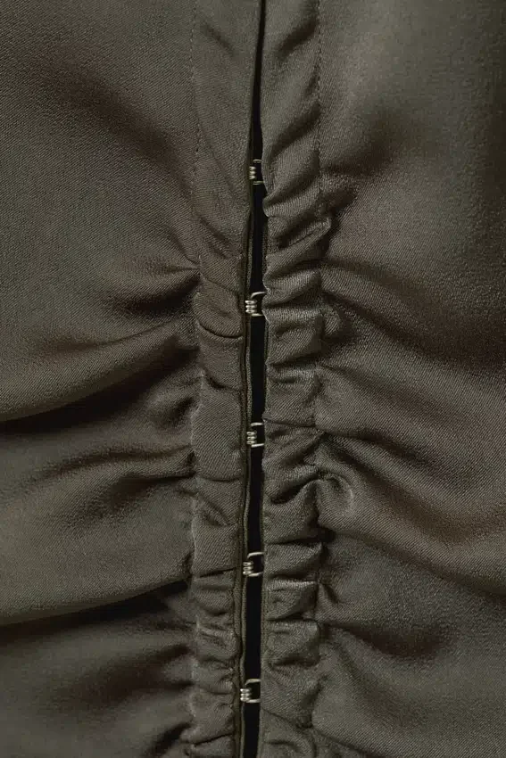 Langärmliges, tailliertes Satin-Hemd – Dark Mole Langärmliges, tailliertes Satin-Hemd – Dark Mole
