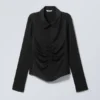 Langärmliges, tailliertes Satin-Hemd – Schwarz