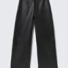 Lederhose mit niedriger Leibhöhe und weitem Bein – Schwarz Lederhose mit niedriger Leibhöhe und weitem Bein – Schwarz