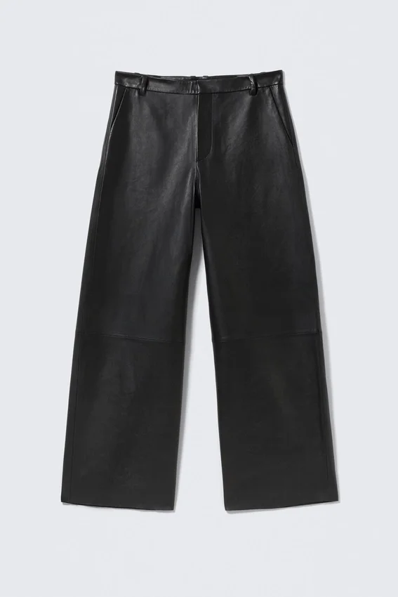 Lederhose mit niedriger Leibhöhe und weitem Bein – Schwarz Lederhose mit niedriger Leibhöhe und weitem Bein – Schwarz