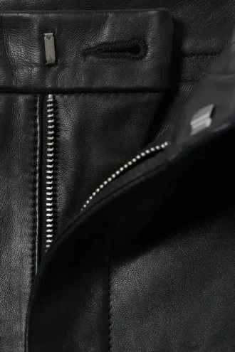 Lederhose mit niedriger Leibhöhe und weitem Bein – Schwarz