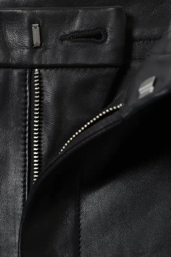 Lederhose mit niedriger Leibhöhe und weitem Bein – Schwarz Lederhose mit niedriger Leibhöhe und weitem Bein – Schwarz