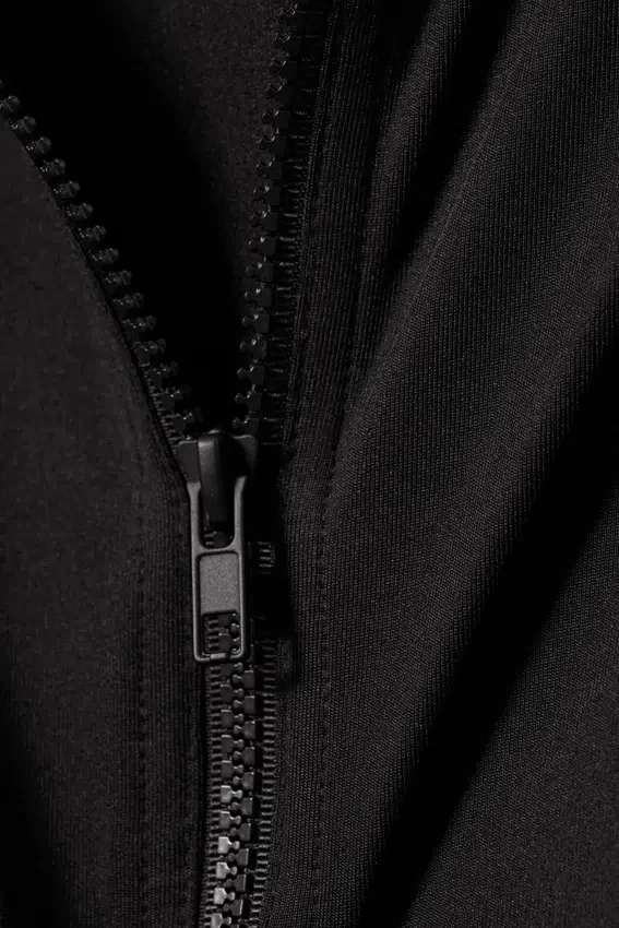 Liah Tight Zip Kapuzenpullover – Schwarz Liah Tight Zip Kapuzenpullover – Schwarz