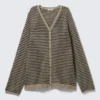 Locker gestrickte Strickjacke mit V-Ausschnitt – Beige – Schwarze Streifen Locker gestrickte Strickjacke mit V-Ausschnitt – Beige – Schwarze Streifen