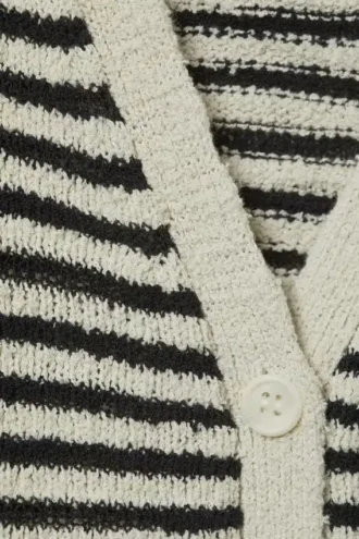Locker gestrickte Strickjacke mit V-Ausschnitt – weiße und dunkelgraue Streifen