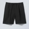 Locker sitzende Anzugshorts aus Twill mit Kordelzug – Schwarz Locker sitzende Anzugshorts aus Twill mit Kordelzug – Schwarz