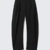 Locker sitzende Barrel-Hose mit geradem Bein – Schwarz Locker sitzende Barrel-Hose mit geradem Bein – Schwarz