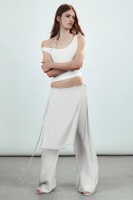 Locker sitzende Hose mit Nieten und mittlerer Leibhöhe – Off-White Locker sitzende Hose mit Nieten und mittlerer Leibhöhe – Off-White